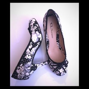 Bl & Wh floral print Chinese Laundry Sz 8.5M